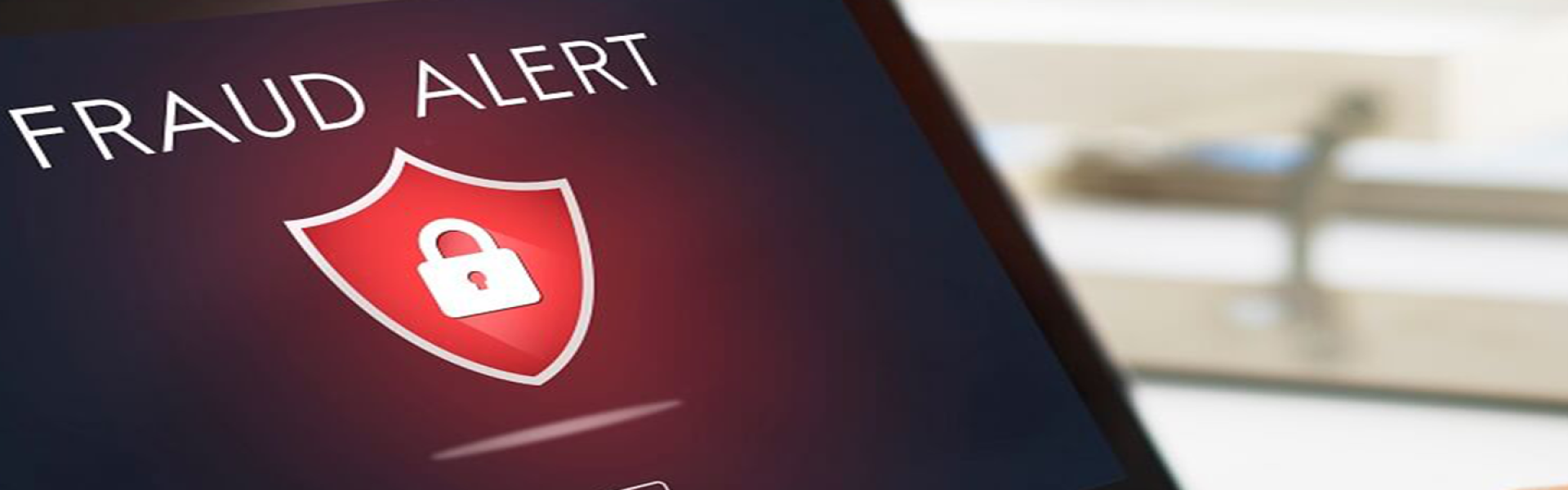 Pessoa que sofreu um ataque de phishing digitando em um computador infectado.